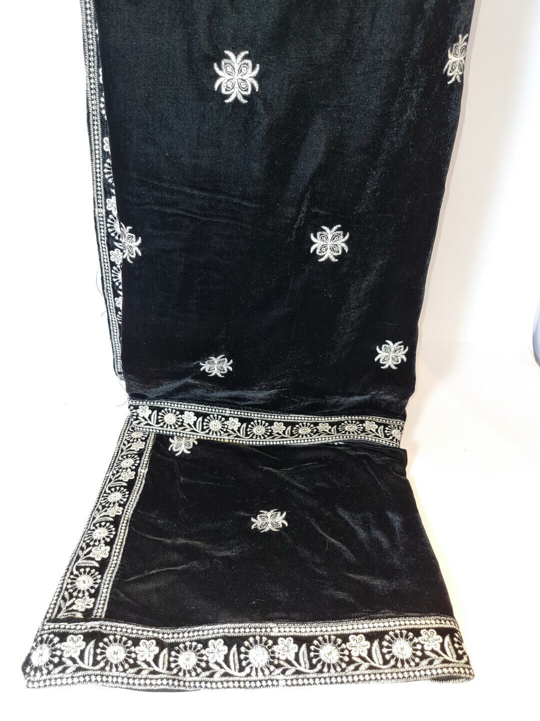 displaying image of Black Exuberant Solid Boarder Duppata