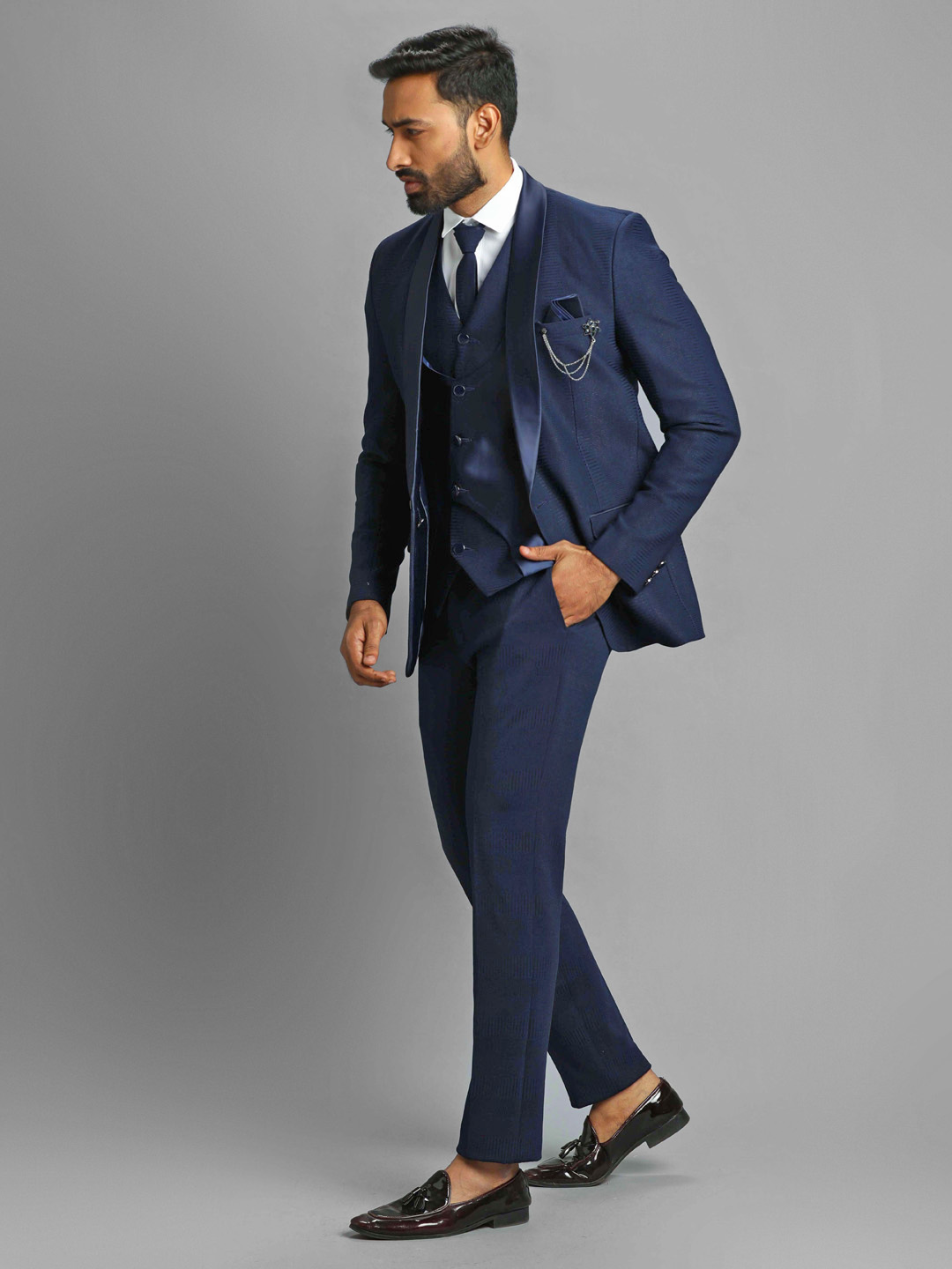 https://candidmen.in/static/ecommerce/img/products/site_images/blue-shiny-textured-print-3-piece-suit_medium_4.jpg