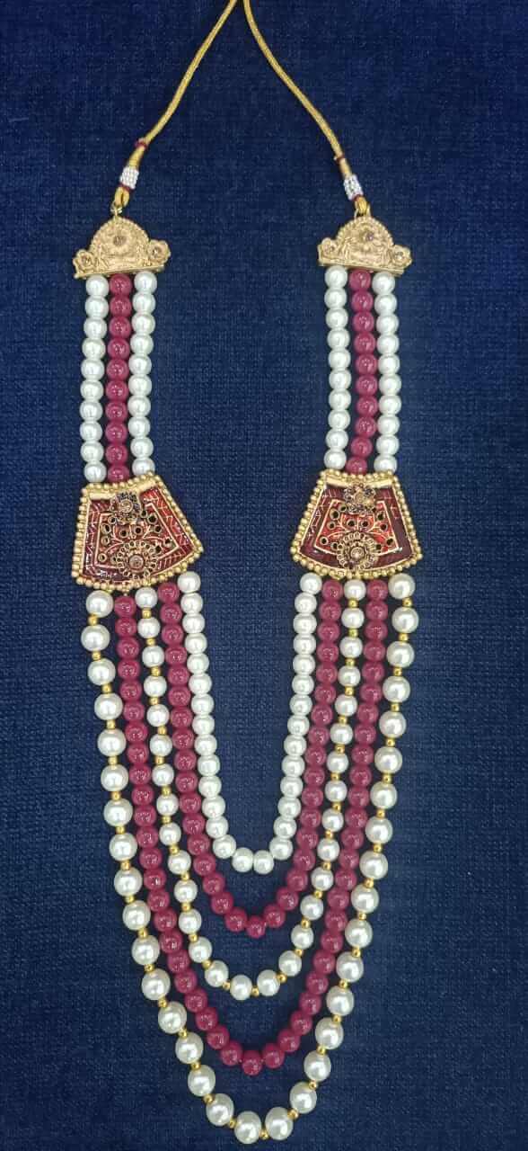 displaying image of Red White Even Maala