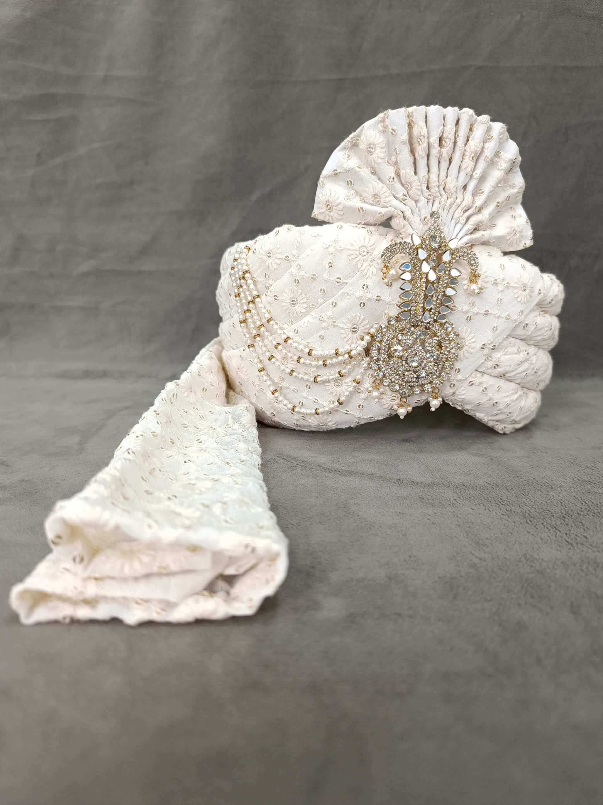 displaying image of White Sunflower Pagadi